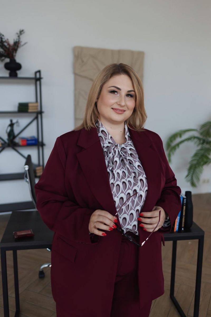 Евгения Мазка в офисе